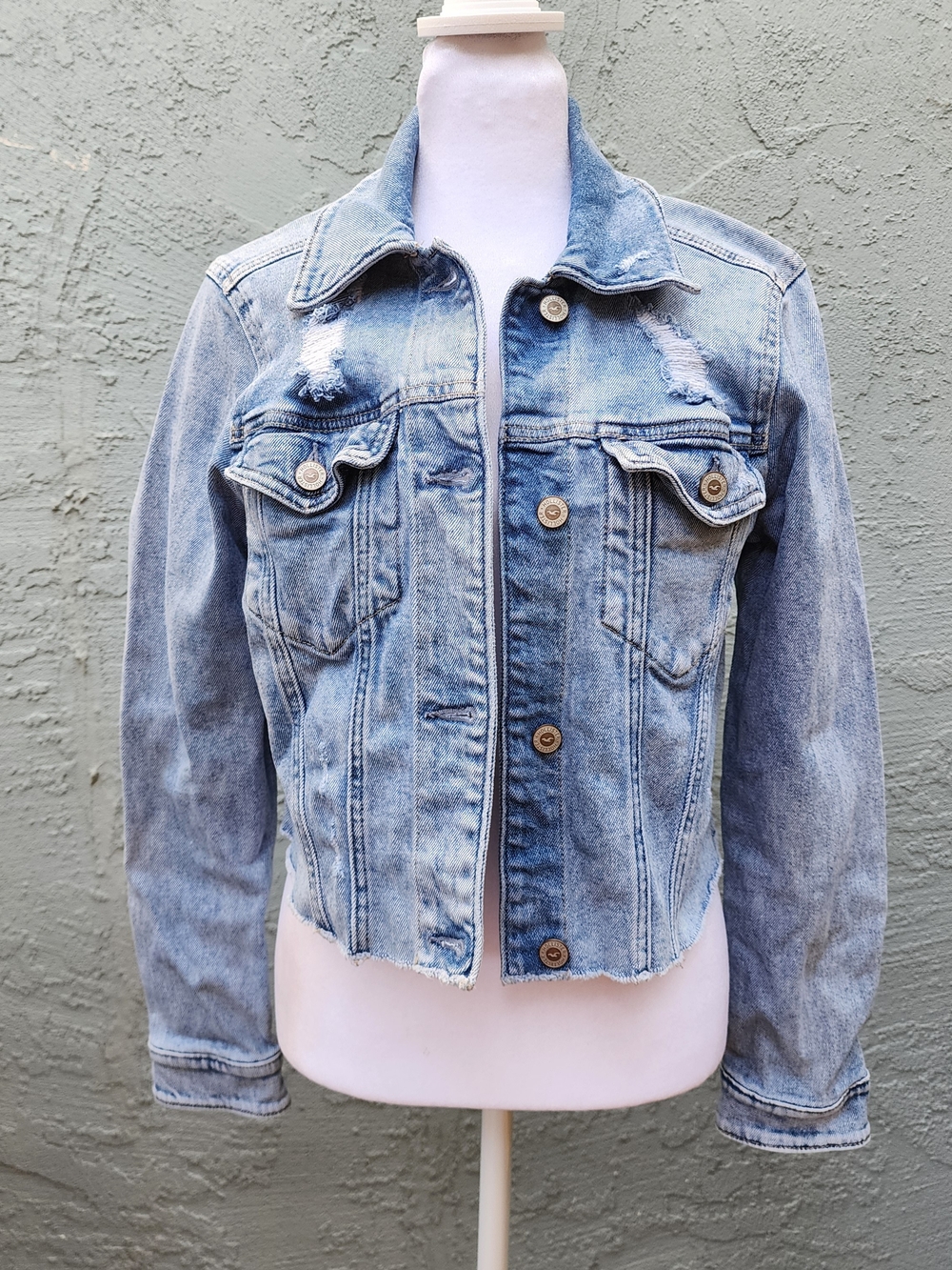 HOLLISTER Light Wash Distressed Cropped Denim Jacket Raw Hem Trucker [S]